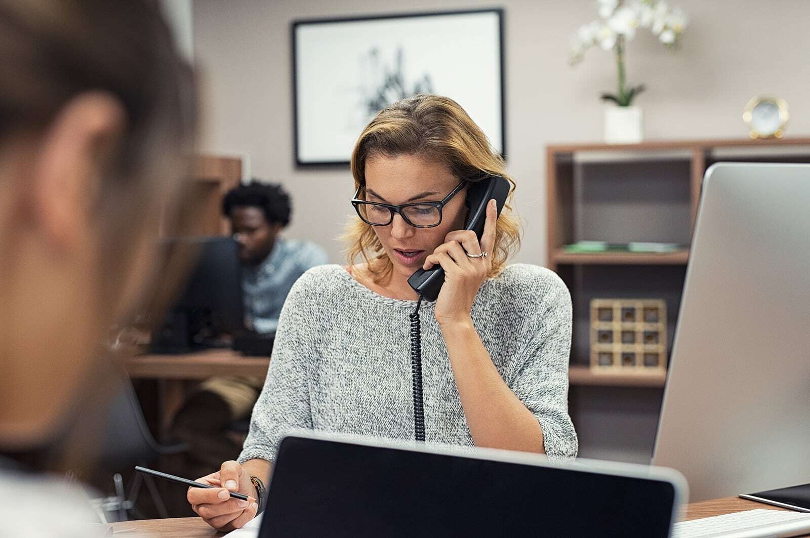 businesswoman-talking-on-phone-at-office-2026-01-07-06-36-22-utc